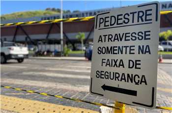 Prefeitura promove ações para deixar trânsito de pedestres mais seguro em frente ao Centro Administrativo